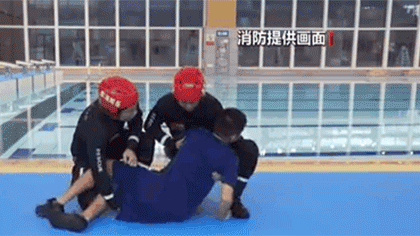 水中遇險 如何自救與施救？黃金30秒 如何將溺水者救上岸？