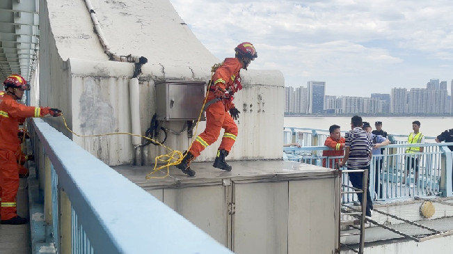飛躍一撲！杭州消防員10秒救人