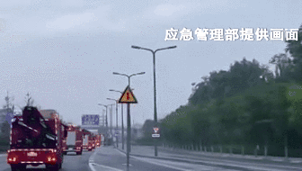 暴雨中 他們&ldquo;逆流而上&rdquo;：跨省救援！7省1800名消防員增援河南