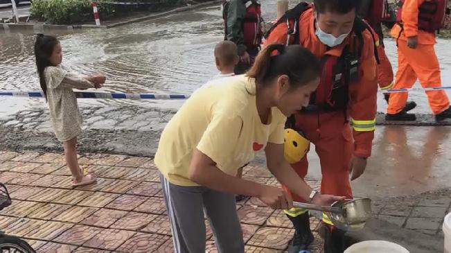 溫暖瞬間！女子帶娃送晚餐感激消防員