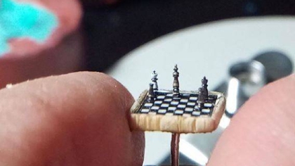 比指甲蓋還??！ 土耳其微雕藝術(shù)家雕出超小國際象棋