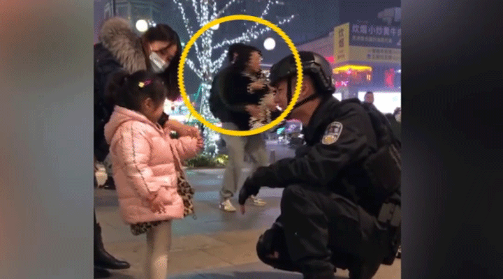 女子被特警圈粉蹲地拍照不想走，男友接下來的舉動(dòng)驚呆網(wǎng)友