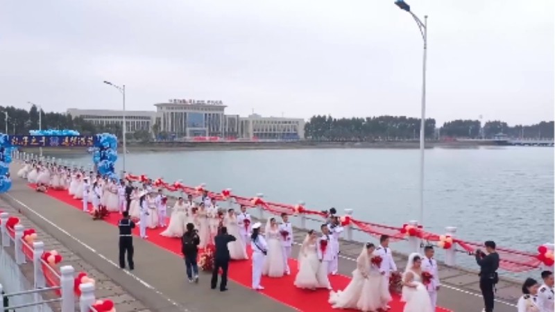 乘風破浪來娶你！海軍某部30對新人舉行集體婚禮