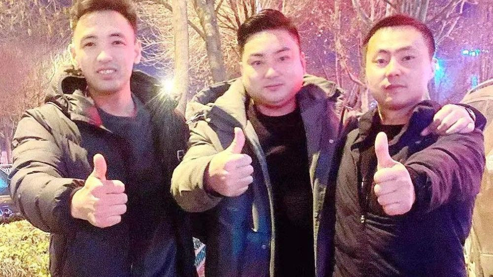 熱點(diǎn)快追｜路面結(jié)冰大貨車開(kāi)始溜車！24塊&ldquo;救命石&rdquo;幫助緊急脫險(xiǎn)