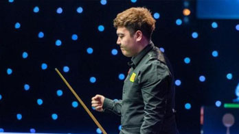 英國(guó)：首位00后冠軍！顏丙濤登頂斯諾克大師賽