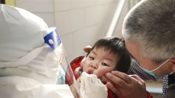 這一跪，謝謝你最美的&ldquo;核酸護士&rdquo;