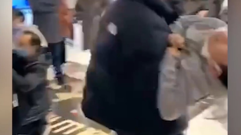 浙江一電影院發(fā)生事故多人送醫(yī)，現(xiàn)場家長懷抱兒童奔走