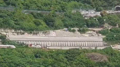 臺(tái)灣花蓮：臺(tái)鐵一列車(chē)發(fā)生出軌事故&mdash;&mdash;37人無(wú)生命跡象 多節(jié)車(chē)廂變形