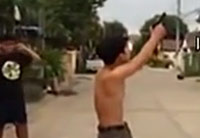 少年打槍來?？?原是二貨神配合