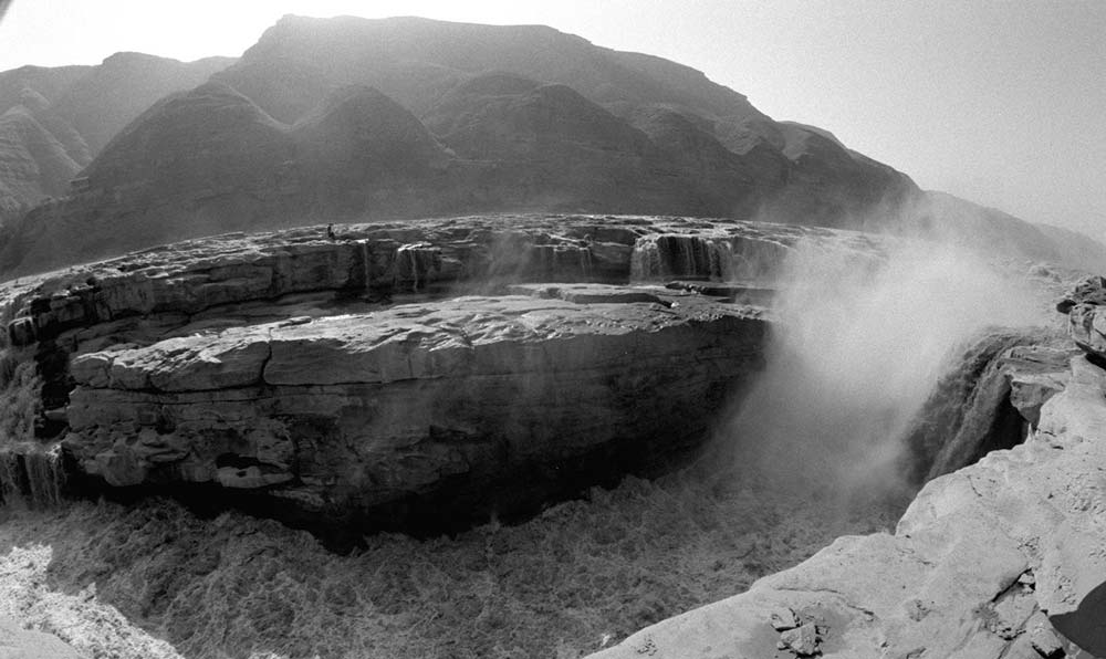 黃河壺口瀑布景色。