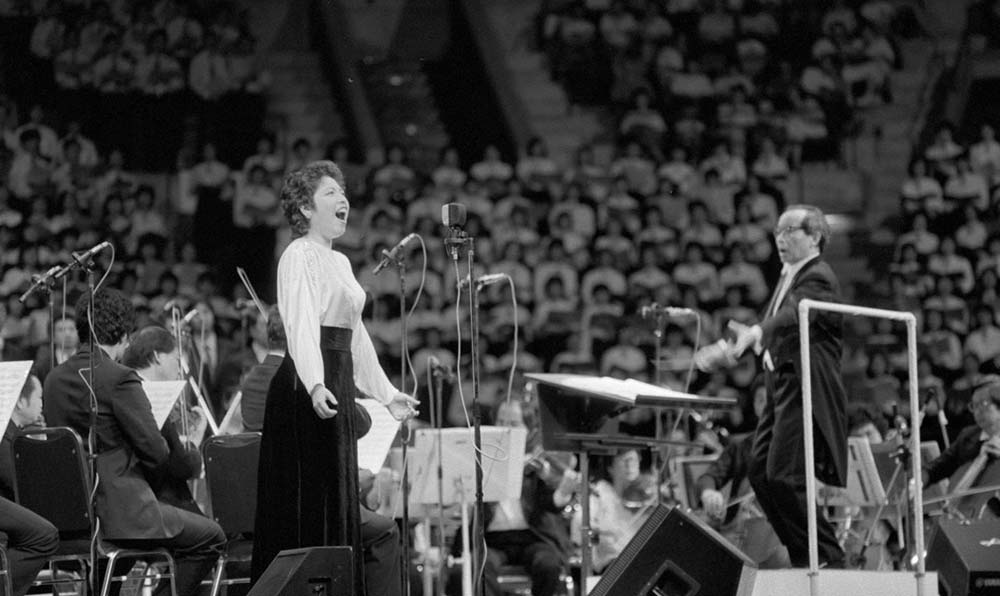 女高音歌唱家汪燕燕在香港&ldquo;黃河音樂節(jié)&rdquo;上演唱《黃河怨》。