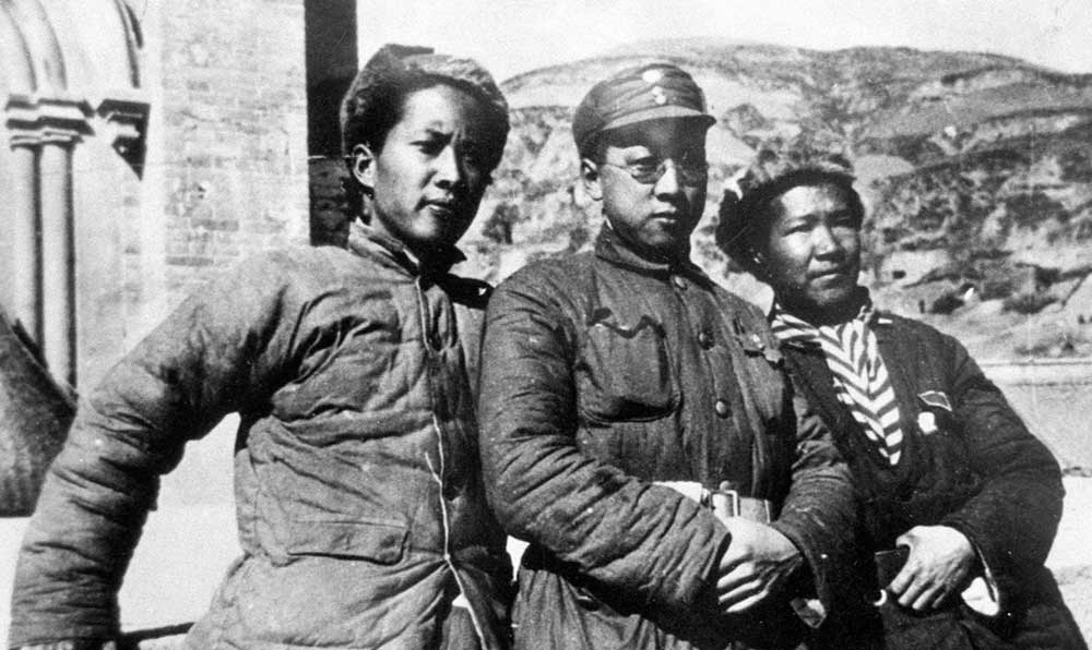 延安魯迅藝術(shù)文學(xué)院托兒所的阿姨和孩子們。