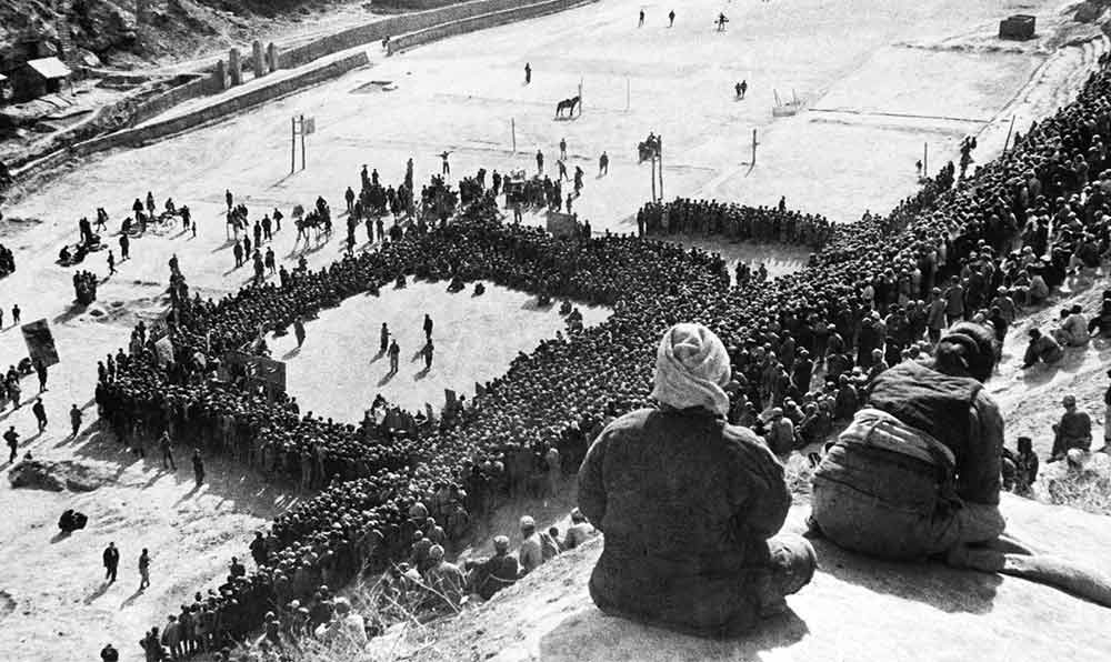 東北文代大會為慶祝斯大林70壽辰，由魯藝文工團演出黃河大合唱。