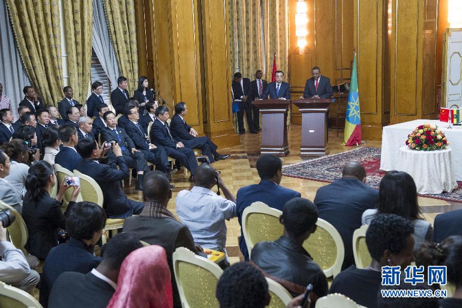 5月4日，國(guó)務(wù)院總理李克強(qiáng)在亞的斯亞貝巴與埃塞俄比亞總理海爾馬里亞姆舉行會(huì)談。這是會(huì)談后，李克強(qiáng)與海爾馬里亞姆共同會(huì)見(jiàn)記者。 新華社記者 王曄 攝
