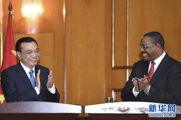 5月4日，國(guó)務(wù)院總理李克強(qiáng)在亞的斯亞貝巴與埃塞俄比亞總理海爾馬里亞姆舉行會(huì)談。這是會(huì)談結(jié)束后，李克強(qiáng)與海爾馬里亞姆共同會(huì)見(jiàn)記者。 新華社記者 李學(xué)仁 攝