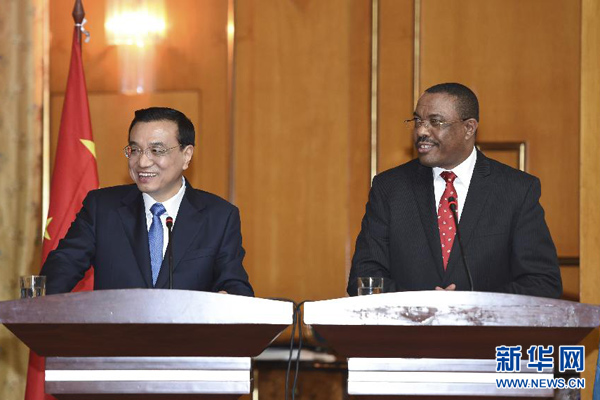5月4日，國(guó)務(wù)院總理李克強(qiáng)在亞的斯亞貝巴與埃塞俄比亞總理海爾馬里亞姆舉行會(huì)談。這是會(huì)談后，李克強(qiáng)與海爾馬里亞姆共同會(huì)見(jiàn)記者。 新華社記者 李學(xué)仁 攝