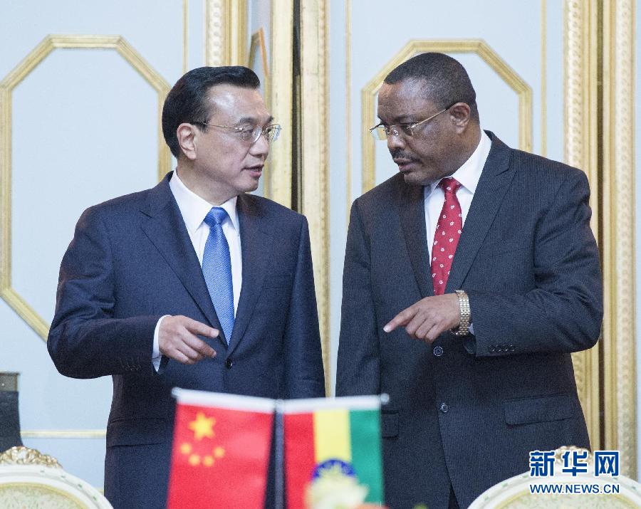 5月4日，中國國務(wù)院總理李克強在亞的斯亞貝巴與埃塞俄比亞總理海爾馬里亞姆舉行會談。這是會談后，李克強與海爾馬里亞姆共同出席有關(guān)文件簽字儀式。 新華社記者 王曄 攝