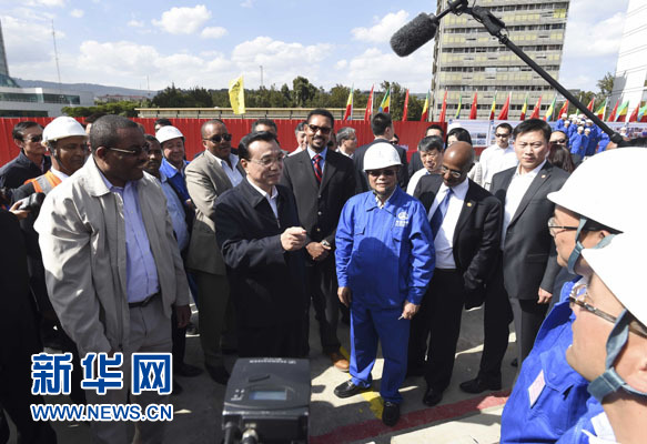 這是李克強(qiáng)與海爾馬里亞姆看望施工人員。新華社記者 李學(xué)仁 攝