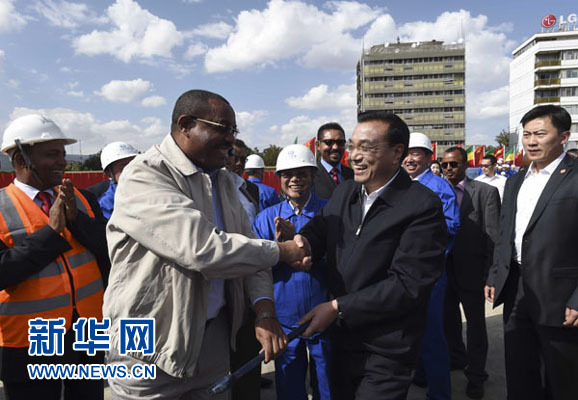5月5日，中國國務(wù)院總理李克強(qiáng)考察亞的斯亞貝巴輕軌項(xiàng)目，埃塞俄比亞總理海爾馬里亞姆陪同。新華社記者 李學(xué)仁 攝