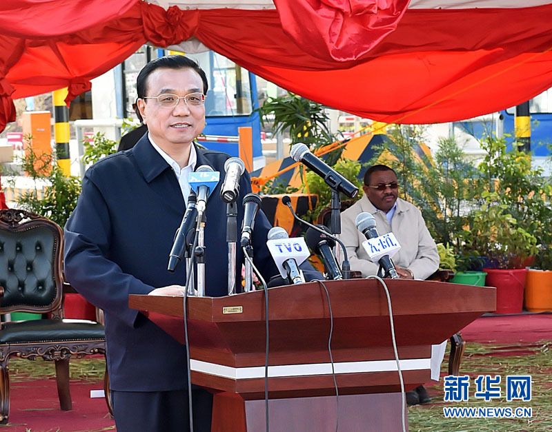 5月5日，國(guó)務(wù)院總理李克強(qiáng)與埃塞俄比亞總理海爾馬里亞姆共同出席亞的斯亞貝巴-阿達(dá)瑪高速公路一期竣工揭牌典禮，并為二期工程開(kāi)工奠基剪彩。這是李克強(qiáng)在典禮上致辭。新華社記者 李濤 攝 