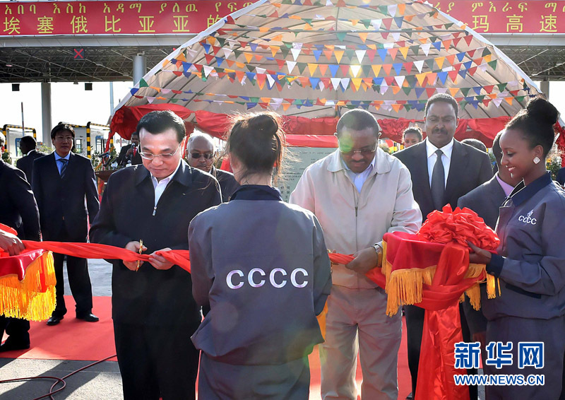 5月5日，中國(guó)國(guó)務(wù)院總理李克強(qiáng)與埃塞俄比亞總理海爾馬里亞姆共同出席亞的斯亞貝巴-阿達(dá)瑪高速公路一期竣工揭牌典禮，并為二期工程開(kāi)工奠基剪彩。這是李克強(qiáng)與海爾馬里亞姆共同為亞的斯亞貝巴-阿達(dá)瑪高速公路二期工程開(kāi)工剪彩。新華社記者 李濤 攝 