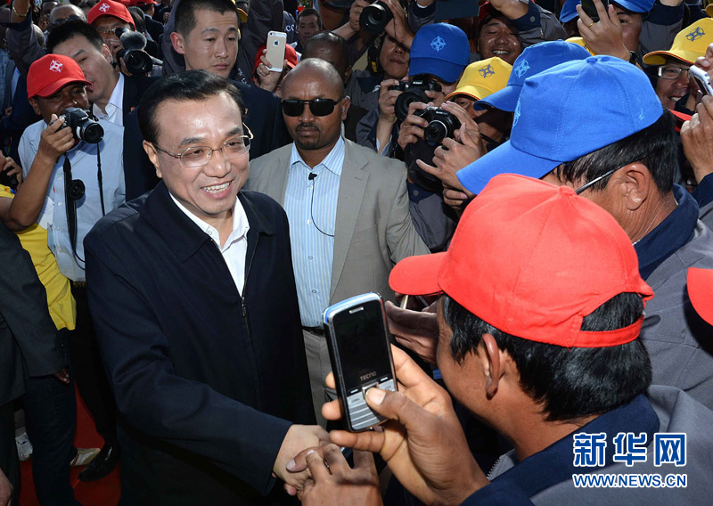 5月5日，中國(guó)國(guó)務(wù)院總理李克強(qiáng)與埃塞俄比亞總理海爾馬里亞姆共同出席亞的斯亞貝巴-阿達(dá)瑪高速公路一期竣工揭牌典禮，并為二期工程開(kāi)工奠基剪彩。這是典禮結(jié)束后，李克強(qiáng)同工程施工人員親切交談。新華社記者 李濤 攝 