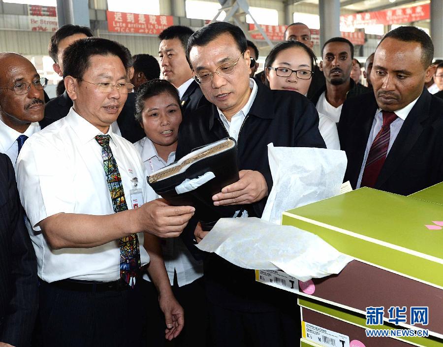 5月5日，中國國務(wù)院總理李克強(qiáng)在埃塞俄比亞總理海爾馬里亞姆陪同下參觀東方工業(yè)園。這是李克強(qiáng)在生產(chǎn)車間聽取負(fù)責(zé)人介紹生產(chǎn)情況。新華社記者 李濤 攝