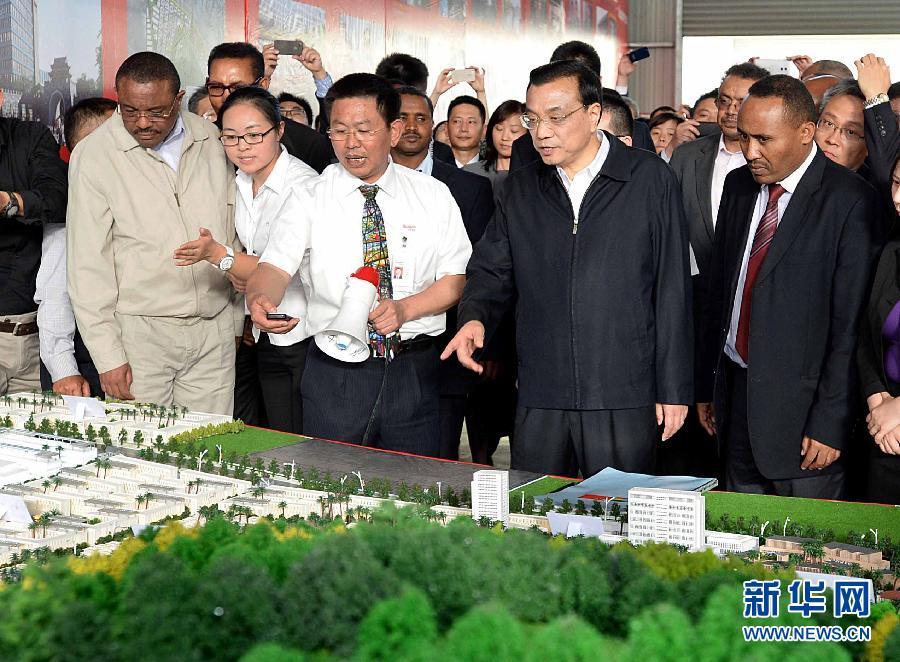  5月5日，中國國務(wù)院總理李克強(qiáng)在埃塞俄比亞總理海爾馬里亞姆陪同下參觀東方工業(yè)園。這是李克強(qiáng)與海爾馬里亞姆（左一）一起觀看工業(yè)園沙盤展示。新華社記者 李濤