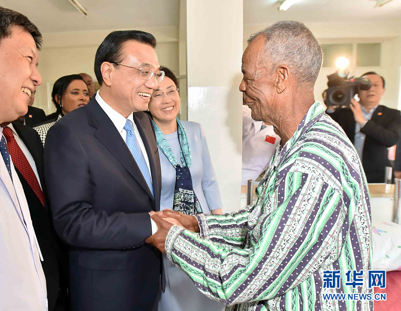 5月6日，中國國務院總理李克強與埃塞俄比亞總統(tǒng)穆拉圖一同來到亞的斯亞貝巴阿勒塔醫(yī)院，看望受益于中國免費白內障手術&ldquo;光明行&rdquo;活動的埃塞俄比亞患者。新華社記者 李濤 攝 