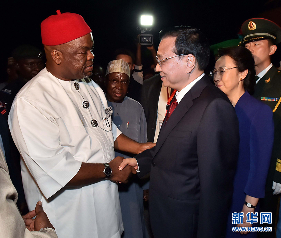     5月6日，應尼日利亞總統(tǒng)喬納森邀請，國務院總理李克強乘專機抵達阿布賈國際機場，開始對尼日利亞進行正式訪問。李克強總理夫人程虹同機抵達。新華社記者 李濤 攝 