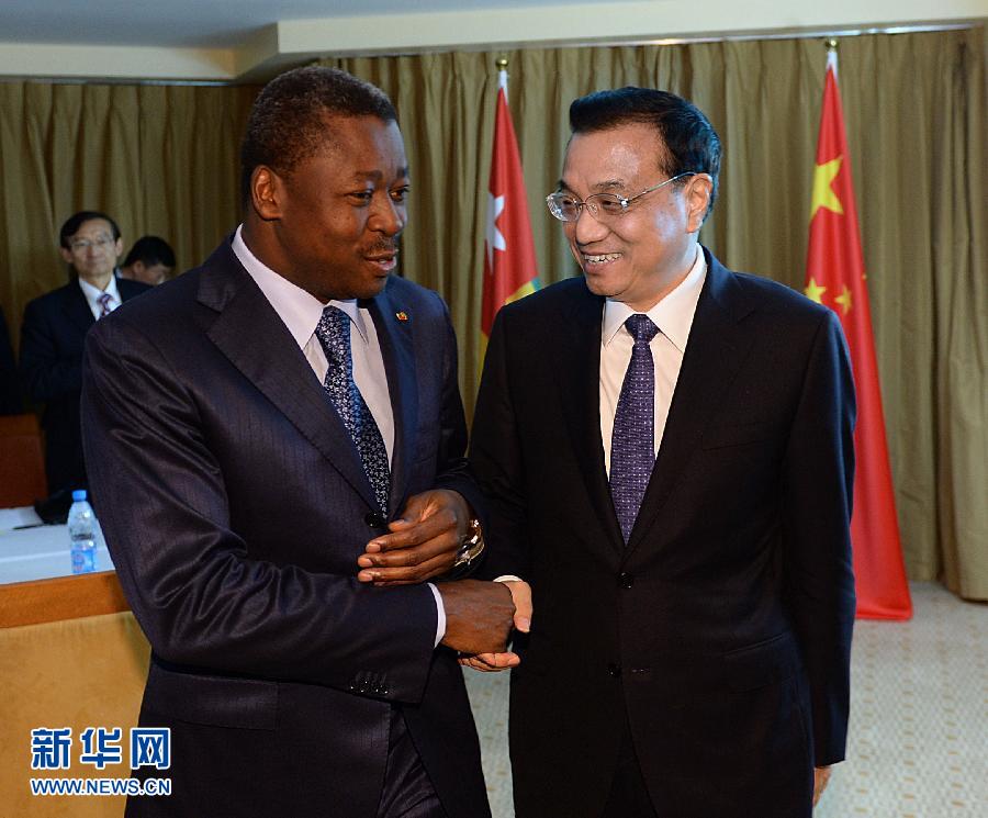 5月7日，正在尼日利亞訪問的中國國務(wù)院總理李克強(qiáng)在阿布賈會(huì)見出席第24屆世界經(jīng)濟(jì)論壇非洲峰會(huì)全會(huì)的多哥總統(tǒng)福雷。 新華社記者 李濤 攝 