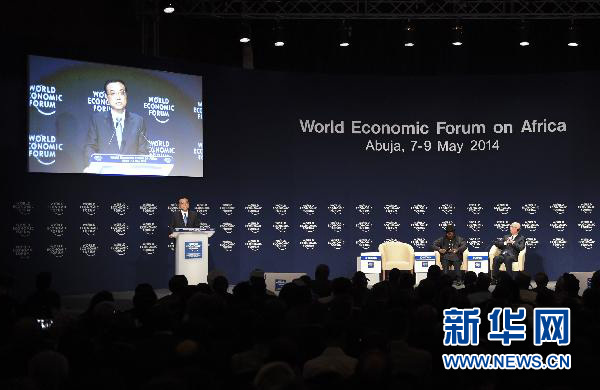5月8日，中國國務(wù)院總理李克強(qiáng)在阿布賈出席第24屆世界經(jīng)濟(jì)論壇非洲峰會(huì)全會(huì)，發(fā)表題為《共同推動(dòng)非洲發(fā)展邁上新臺(tái)階》的特別致辭。新華社記者 李學(xué)仁 攝 