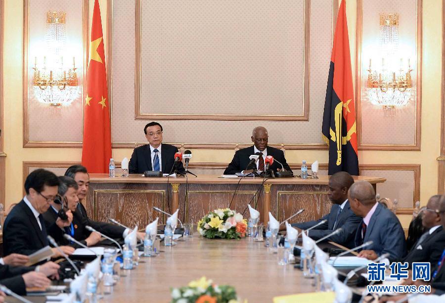 5月9日，中國國務(wù)院總理李克強在安哥拉總統(tǒng)府同安總統(tǒng)多斯桑托斯舉行會談。 新華社記者李濤攝