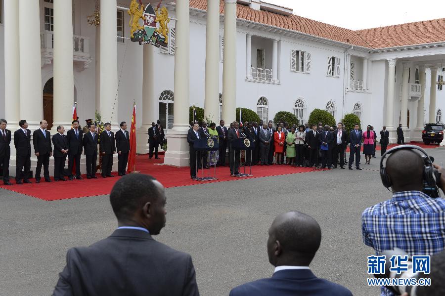  5月10日，中國國務院總理李克強在肯尼亞國家宮與肯總統(tǒng)肯雅塔舉行會談后共同會見記者。 新華社記者 李學仁 攝 