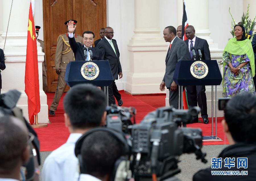 5月10日，中國國務院總理李克強在肯尼亞國家宮與肯總統(tǒng)肯雅塔舉行會談后共同會見記者。 新華社記者 李濤 攝 