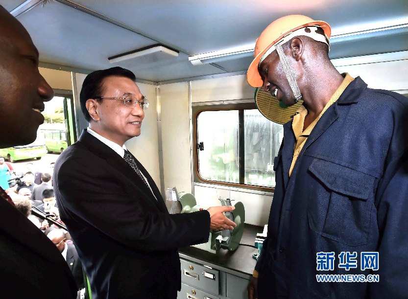 5月11日，國務(wù)院總理李克強參觀肯尼亞國家青年服務(wù)隊。這是李克強與服務(wù)隊隊員親切交談。 新華社記者 李濤 攝