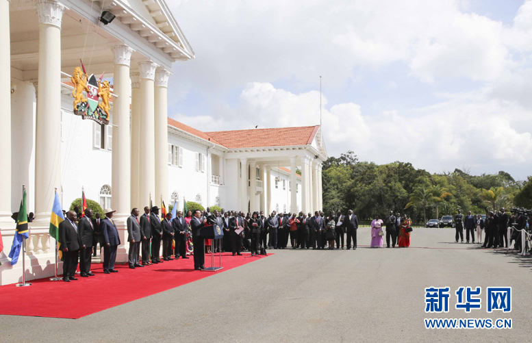 5月11日，中國(guó)國(guó)務(wù)院總理李克強(qiáng)在內(nèi)羅畢國(guó)家宮與肯尼亞總統(tǒng)肯雅塔共同會(huì)見記者，介紹中非合作建設(shè)肯尼亞蒙巴薩－內(nèi)羅畢鐵路情況。烏干達(dá)總統(tǒng)穆塞韋尼、盧旺達(dá)總統(tǒng)卡加梅、南蘇丹總統(tǒng)基爾等東非地區(qū)國(guó)家領(lǐng)導(dǎo)人參加。新華社記者丁林?jǐn)z