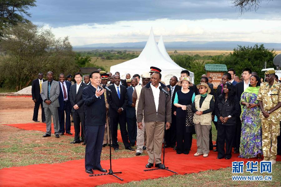 5月10日，國務(wù)院總理李克強(qiáng)與肯尼亞總統(tǒng)肯雅塔共同參觀肯尼亞內(nèi)羅畢國家公園焚燒象牙紀(jì)念地，并對(duì)中外記者發(fā)表講話。肯尼亞副總統(tǒng)魯托陪同參觀。新華社記者 李濤 攝 