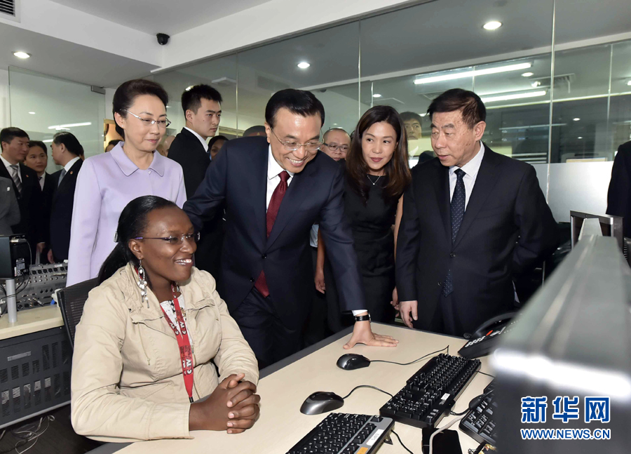 5月11日，中國國務(wù)院總理李克強在肯尼亞首都內(nèi)羅畢看望并慰問中央電視臺非洲分臺員工。 新華社記者 李濤 攝 