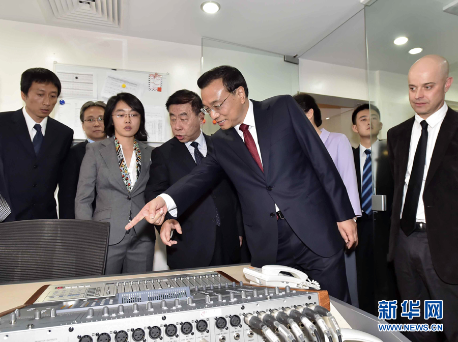 5月11日，中國國務(wù)院總理李克強在肯尼亞首都內(nèi)羅畢看望并慰問中央電視臺非洲分臺員工。 新華社記者 李濤 攝 
