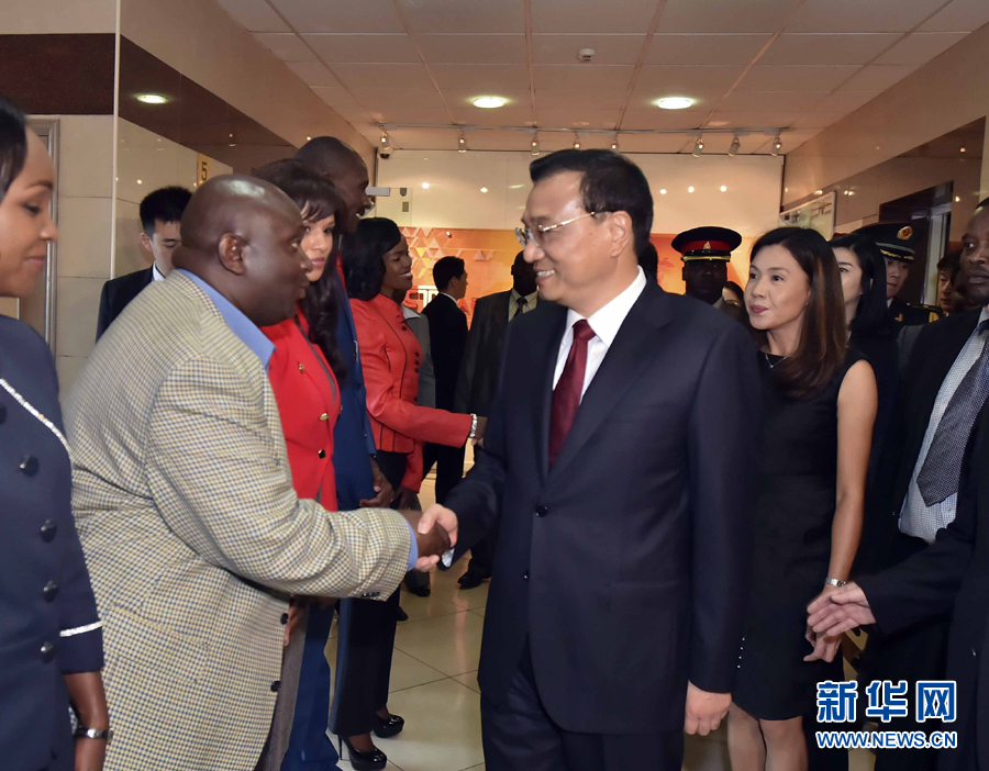 5月11日，中國國務(wù)院總理李克強在肯尼亞首都內(nèi)羅畢看望并慰問中央電視臺非洲分臺員工。 新華社記者 李濤 攝 