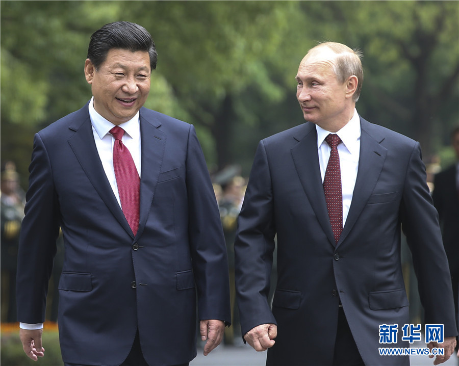 這是會(huì)談前，習(xí)近平在上海西郊會(huì)議中心廣場(chǎng)為普京舉行歡迎儀式。新華社記者 蘭紅光 攝 