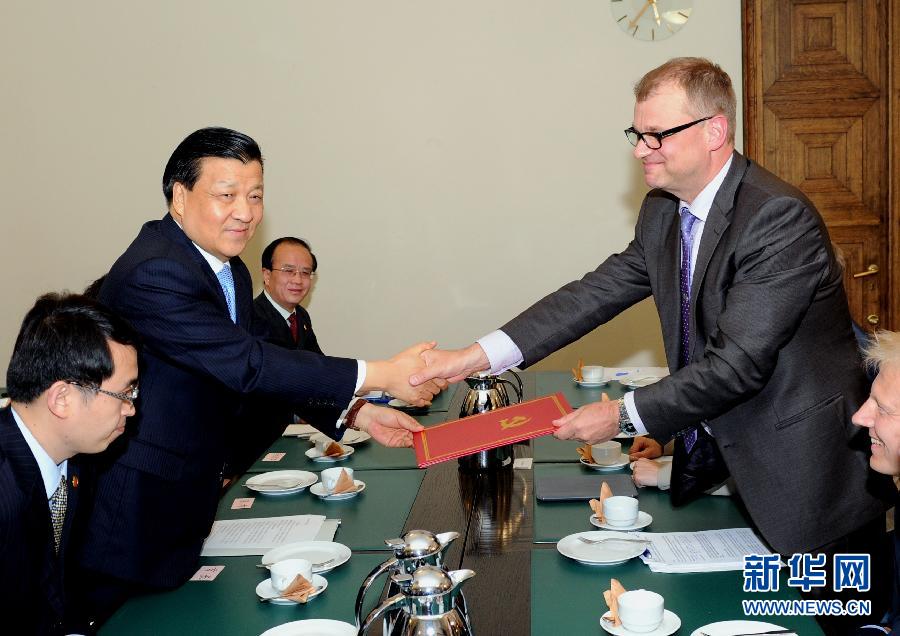 6月12日，中共中央政治局常委、中央書記處書記劉云山在赫爾辛基會見芬蘭中間黨主席西皮萊。 新華社記者饒愛民攝