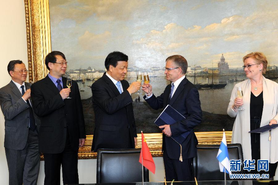6月13日，中共中央政治局常委、中央書記處書記劉云山在赫爾辛基與赫爾辛基市長帕尤寧共同出席中芬有關(guān)文化藝術(shù)合作及交流活動的諒解備忘錄簽字儀式。新華社記者饒愛民攝 