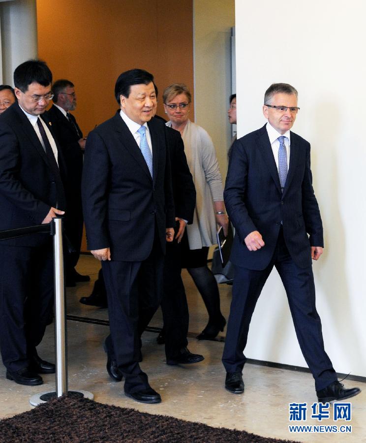 6月13日，中共中央政治局常委、中央書記處書記劉云山在赫爾辛基與赫爾辛基市長帕尤寧共同出席中芬有關文化藝術合作及交流活動的諒解備忘錄簽字儀式。新華社記者饒愛民攝