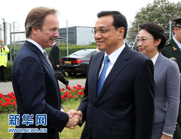 6月16日，應英國首相卡梅倫邀請，國務院總理李克強乘專機抵達倫敦希思羅機場，開始對英國進行正式訪問。李克強總理夫人程虹同機抵達。這是英國政府高級官員到機場迎接李克強總理和夫人。新華社記者 龐興雷 攝