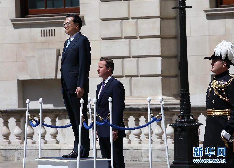 6月17日，中國(guó)國(guó)務(wù)院總理李克強(qiáng)在倫敦唐寧街10號(hào)首相府同英國(guó)首相卡梅倫舉行中英總理年度會(huì)晤。這是會(huì)晤前，卡梅倫為李克強(qiáng)舉行隆重的歡迎儀式。新華社記者 龐興雷 攝 