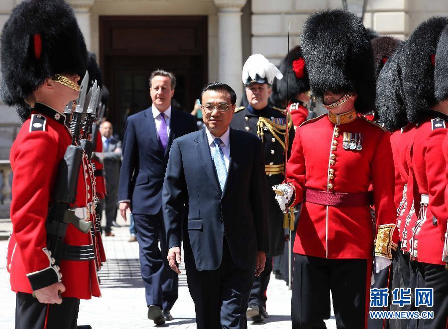 6月17日，中國(guó)國(guó)務(wù)院總理李克強(qiáng)在倫敦唐寧街10號(hào)首相府同英國(guó)首相卡梅倫舉行中英總理年度會(huì)晤。這是會(huì)晤前，卡梅倫為李克強(qiáng)舉行隆重的歡迎儀式。新華社記者 龐興雷 攝  