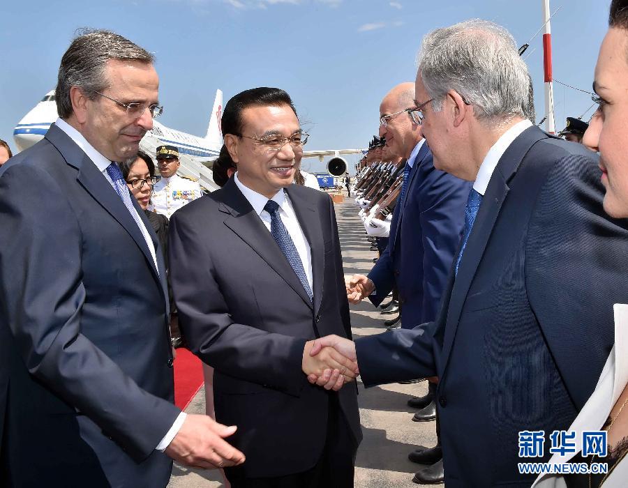 6月19日，國務(wù)院總理李克強乘專機抵達雅典國際機場，開始對希臘進行正式訪問。希臘總理薩馬拉斯在機場為李克強舉行隆重的歡迎儀式。新華社記者 李濤 攝