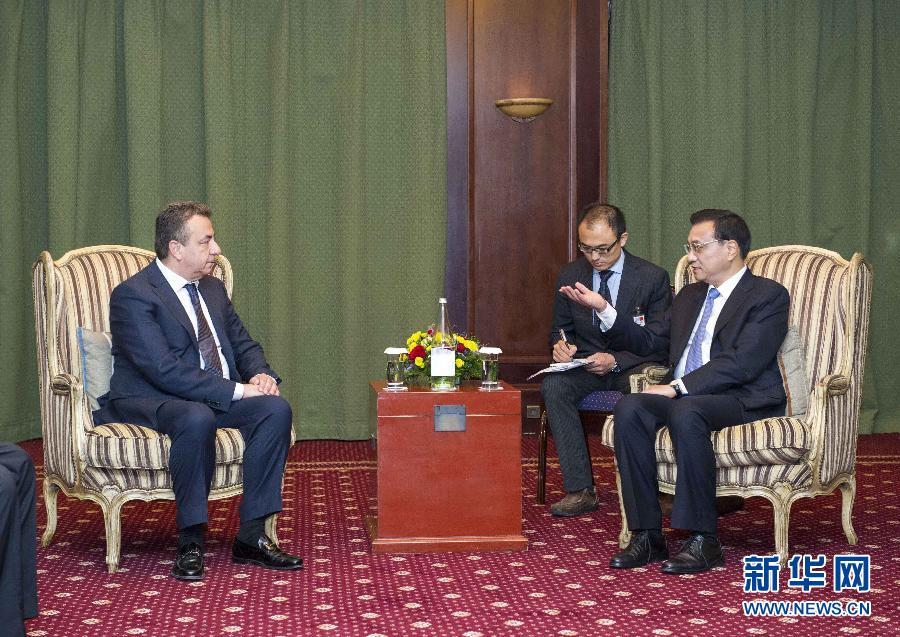 6月21日，國務院總理李克強在希臘克里特省首府伊拉克利翁會見省長阿爾納烏塔基斯。 新華社記者 王曄 攝